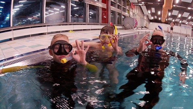 Bild zweier Jugendlicher mit deinem Ausbilder beim Schnorcheltraining.