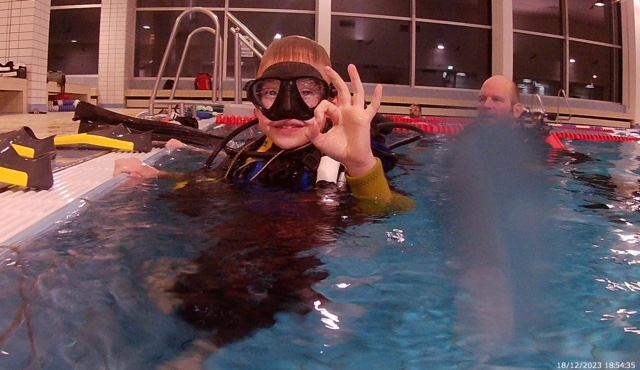 Kind beim Training, dass sich sichtlich freut.