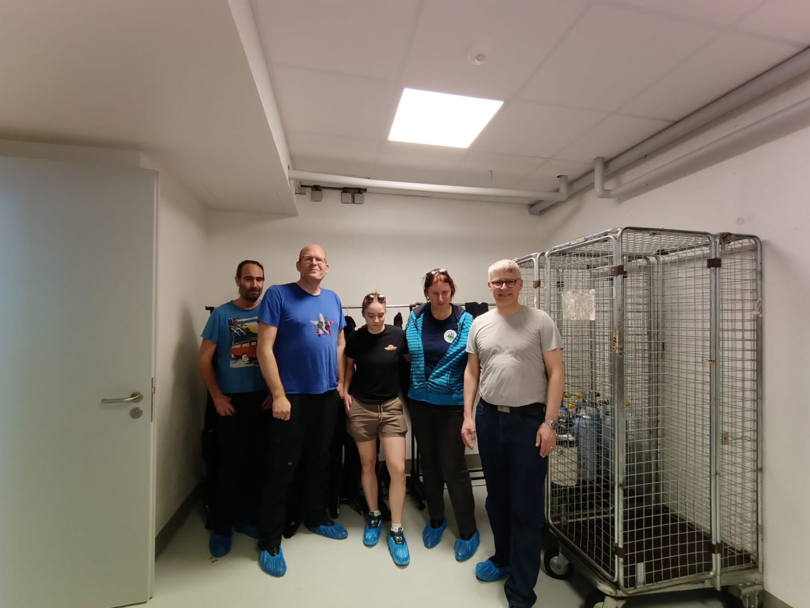 Bild einiger Personen des Tauchsportclub Koblenz im neu bezogenen Geräteraum des Moselbades.