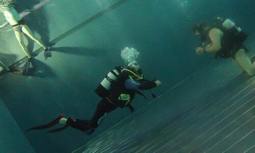 training-moselbad-taucher1 Bild mit zwei Gerätetauchern im Moselbad beim Training.