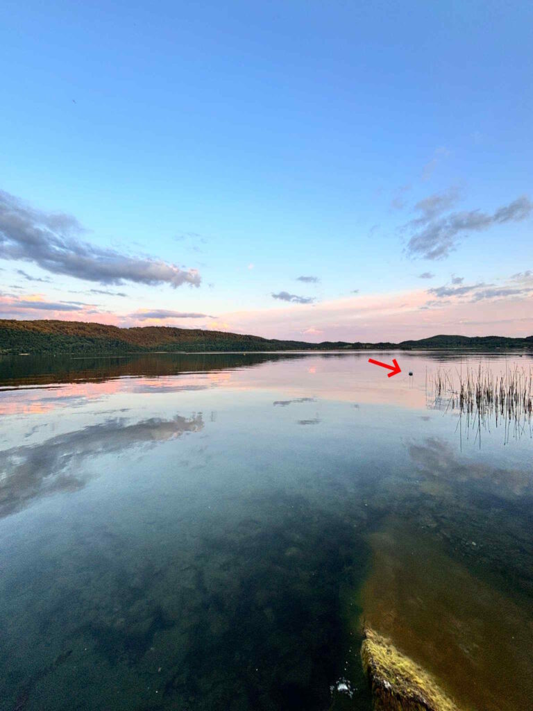 Ball weit sehr sehr draußen auf dem See