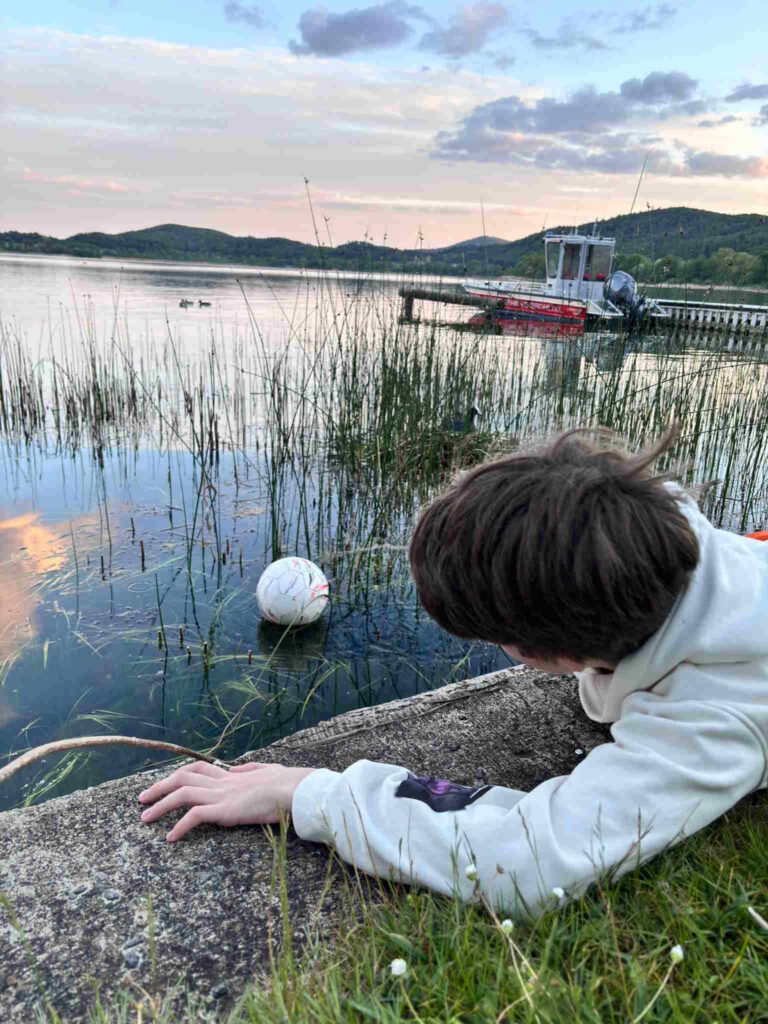 Ball noch am Rand des Sees. Fast in Armreichweite