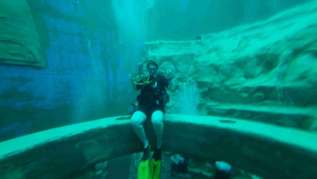 Taucher sitzt auf dem Steinkreis im Dive4Life.