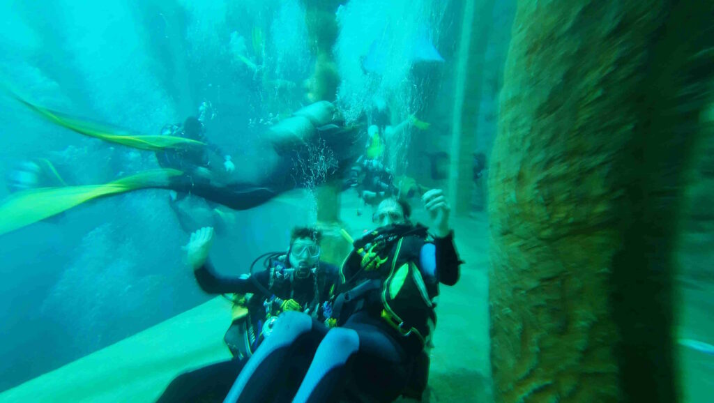Zwei Taucher liegen im Dive4Live auf 6 Meter Tiefe rum.